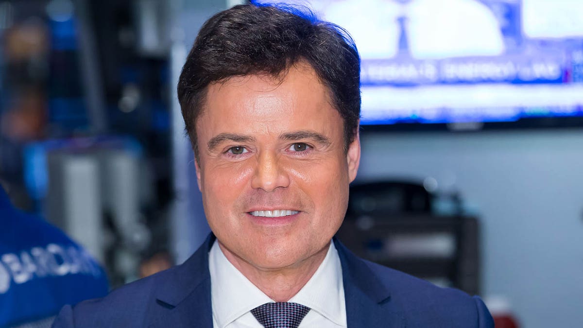 donny osmond sonriendo delante de la pantalla