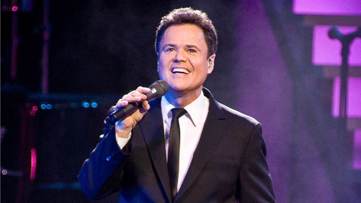 Donnie Osmond está se apresentando no palco