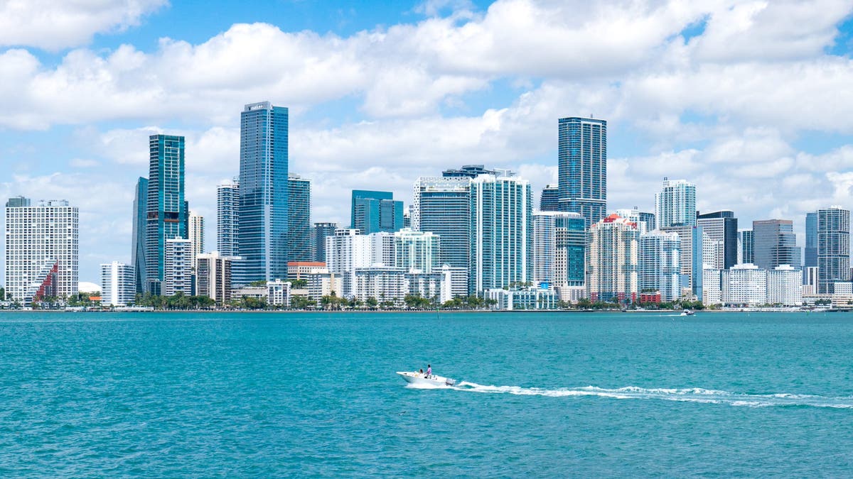 Esta es una vista del horizonte del centro de Miami del 5 de abril de 2021.