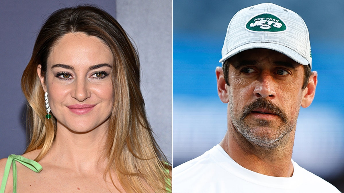 Shailene Woodley con un vestido verde brillante con lazos en los hombros sonríe en la alfombra partida Aaron Rodgers con una gorra blanca de los Jets y camisa blanca mira a su izquierda