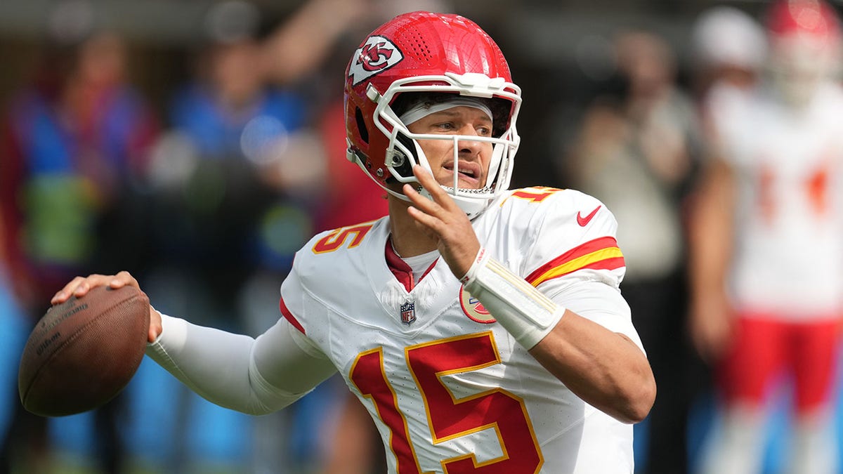 Patrick Mahomes lanza