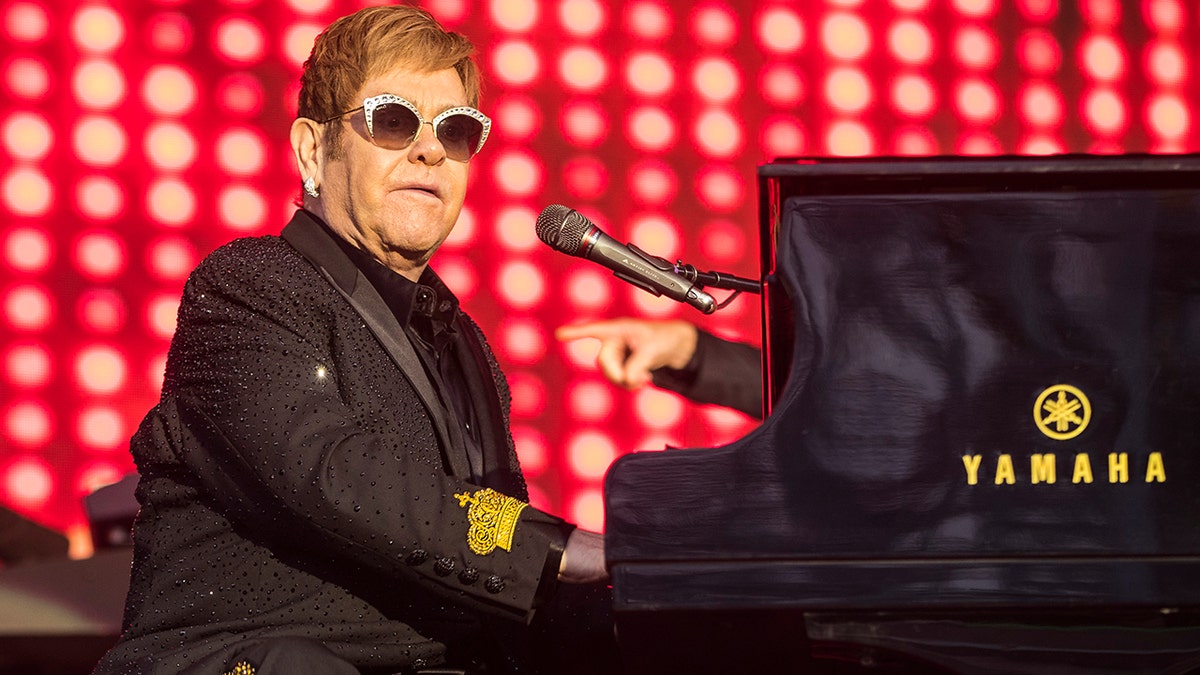 Elton John actuando en Suecia durante su gira de despedida