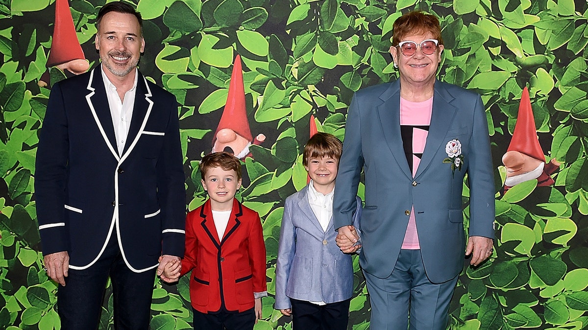 Elton John y su familia en el estreno de Sherlock Gnomes.