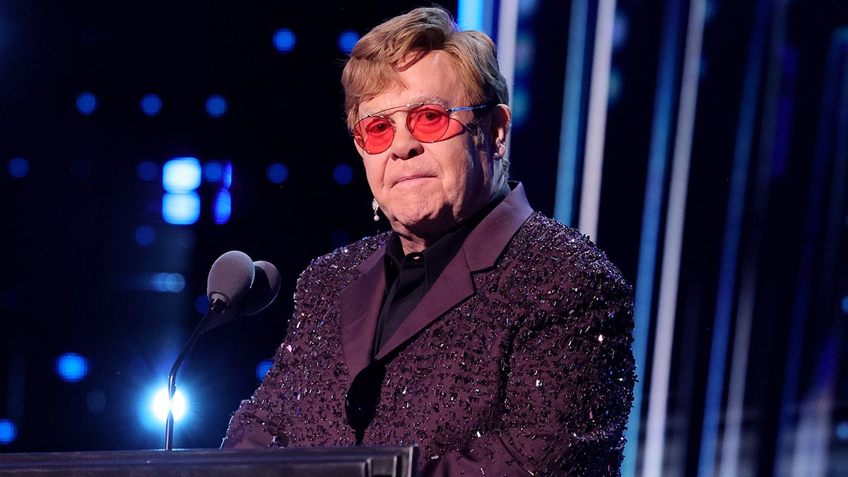 Elton John pada upacara Rock & Roll Hall of Fame Tahunan ke-38