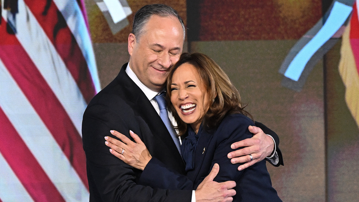 Doug Emhoff abrazando a su esposa Kamala Harris