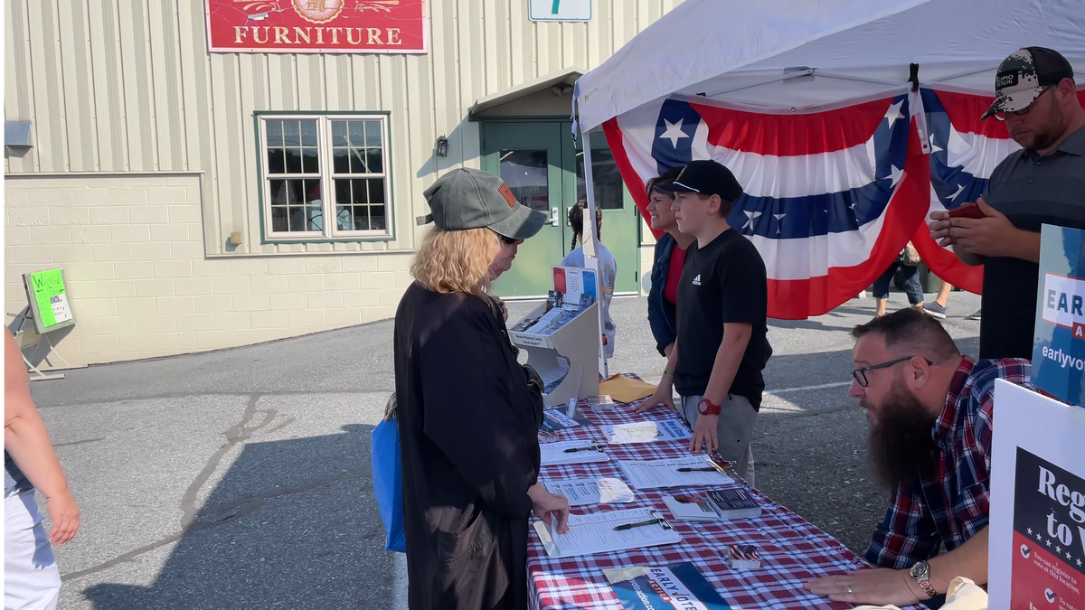 Unos voluntarios ayudan a Scott Presler a inscribir votantes en el Mercado de Granjeros Green Dragon de Ephrata, Pensilvania, este mes.