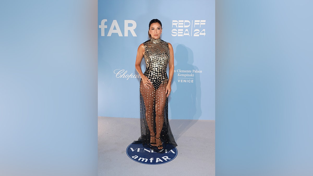 Eva Longoria mengenakan bodysuit dengan rok tipis ke karpet merah Amfar.