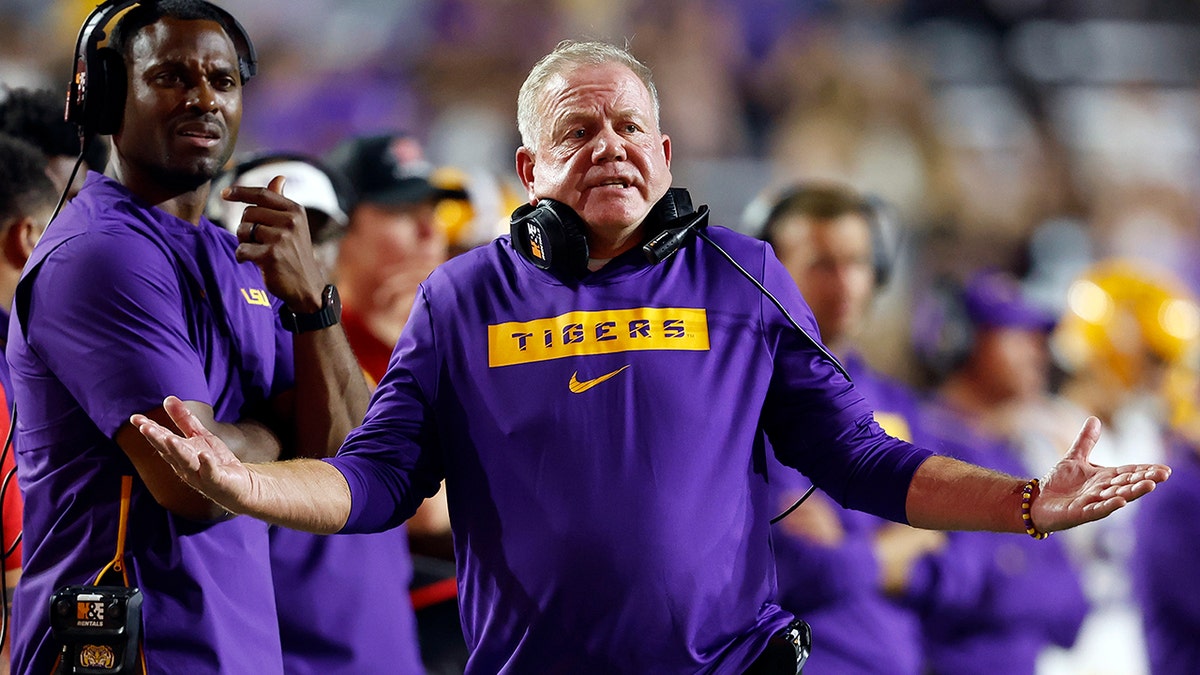 LSU coach Brian Kelly rages at kicker after missed field goal | Fox News