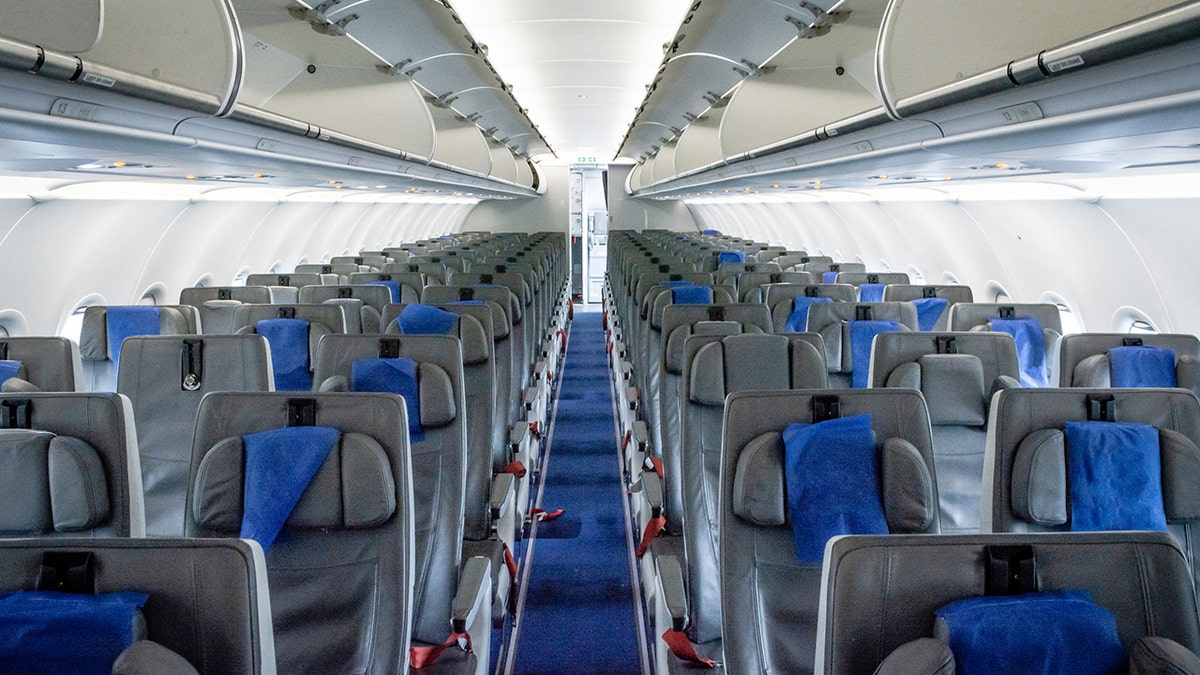 frente-a-la-cabina-en-el-avion