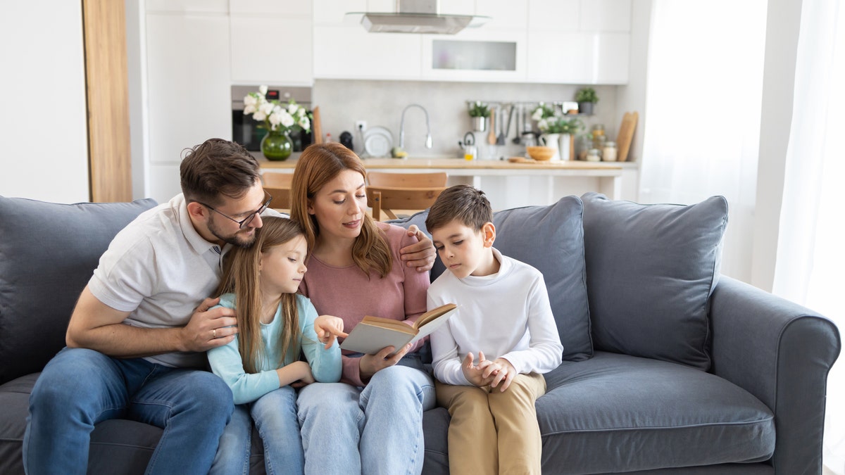 Familia leyendo un libro juntos