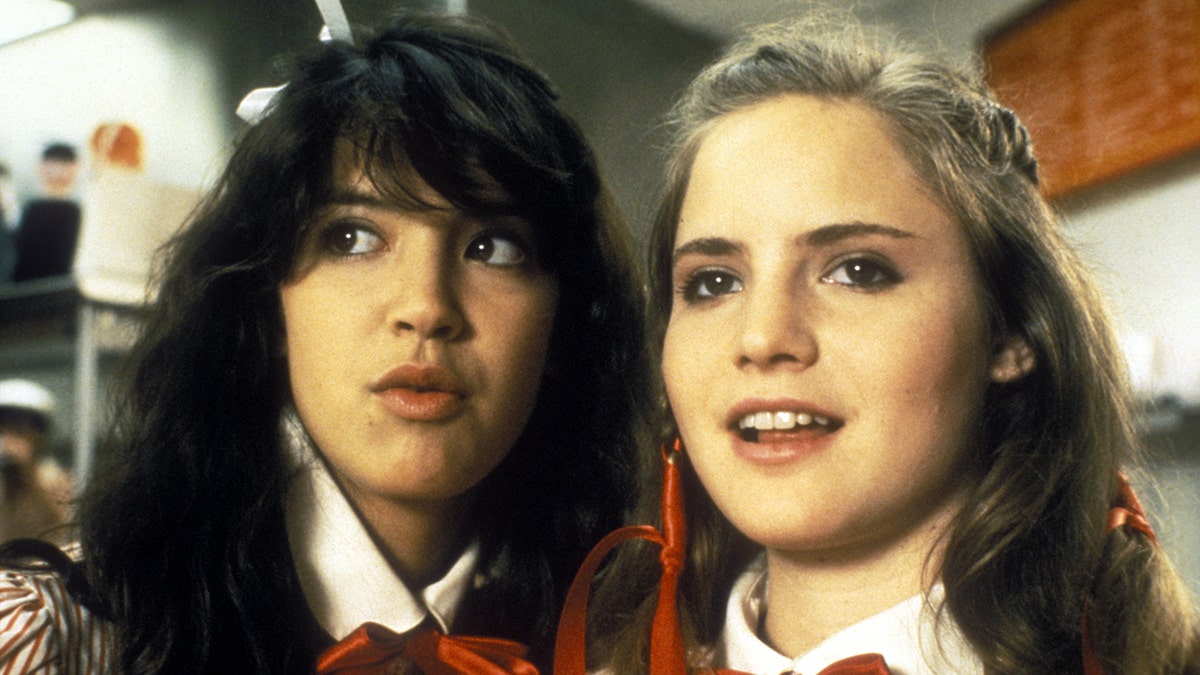 Phoebe Cates y Jennifer Jason Leigh miran a lo lejos caracterizadas en "Fast Times At Ridgemont High"