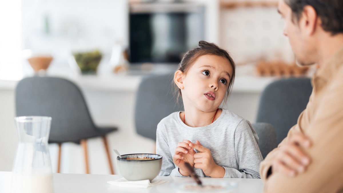 Un padre y una hija hablando 