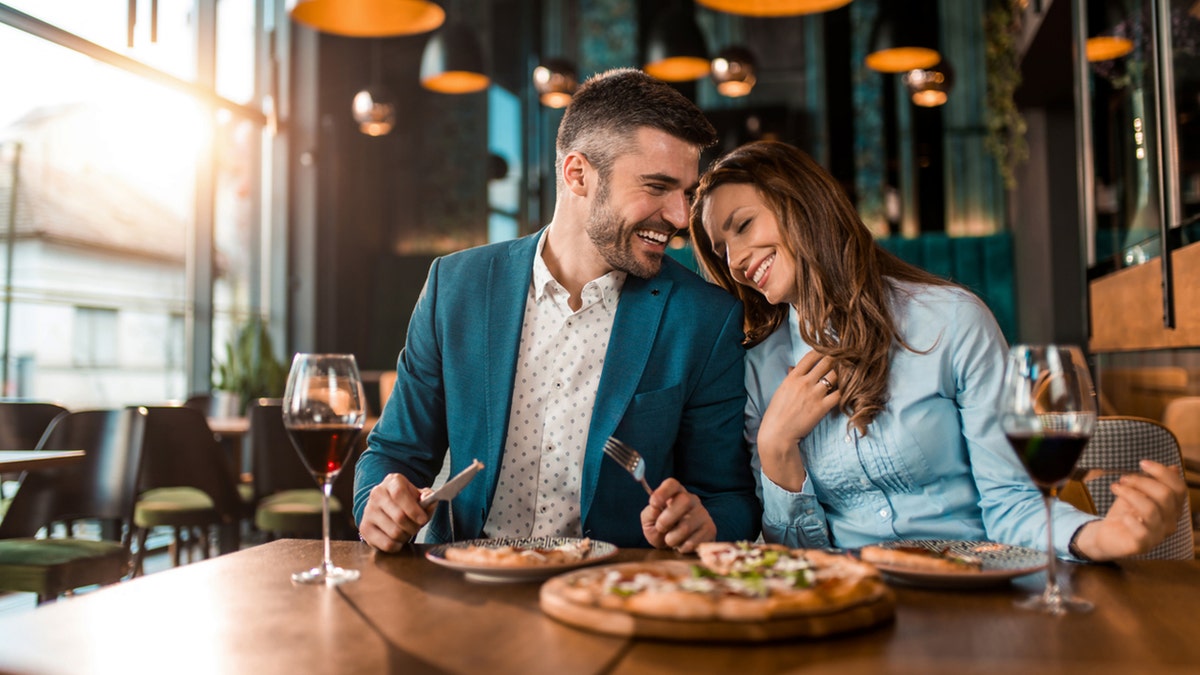 Dos personas comiendo en un restaurante