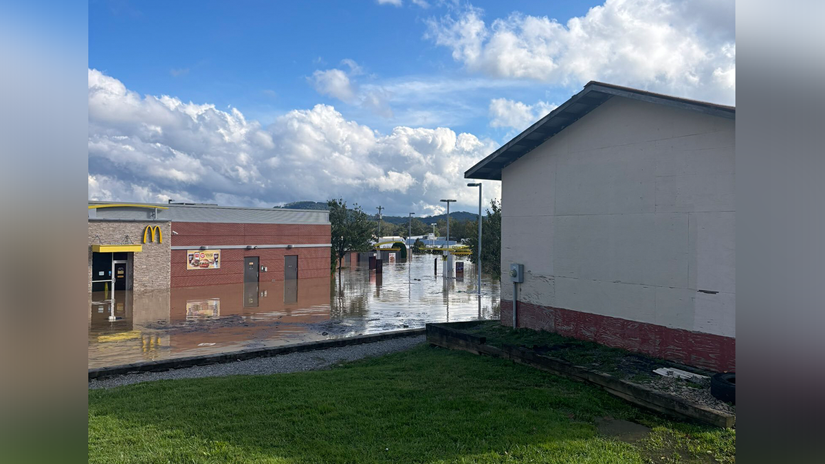 Una calle inundada por el huracán Helene