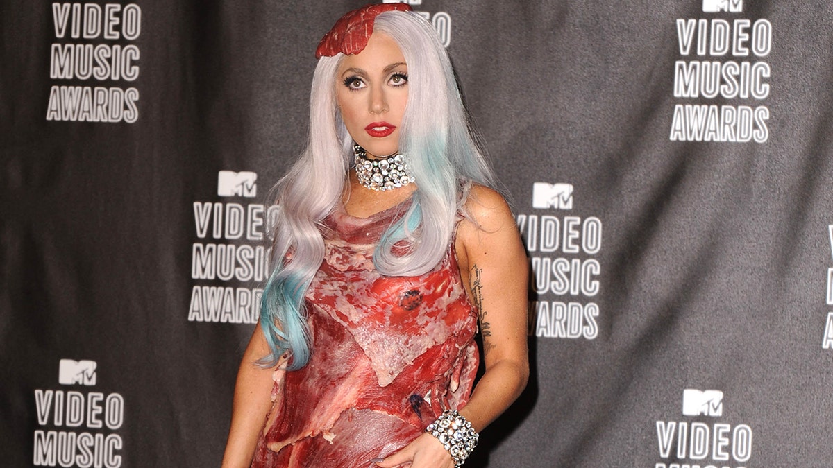 Lady Gaga mengenakan gaun daging di VMAS 2010