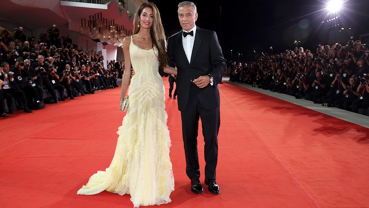 George dan Amal Clooney berjalan di karpet merah di Festival Film Venesia 2024.