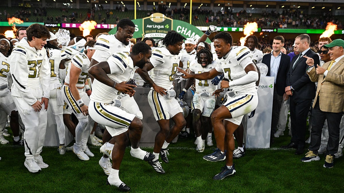 Los jugadores de Georgia Tech lo celebran