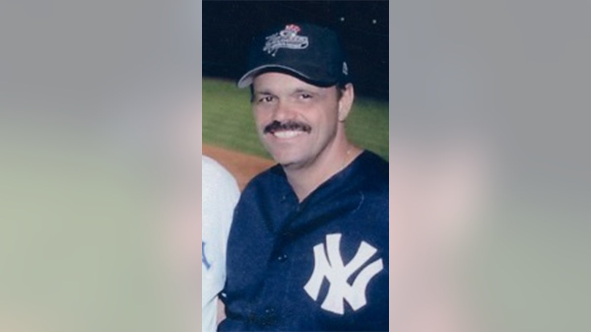 Gerard Barbara con la camiseta de los Yankees