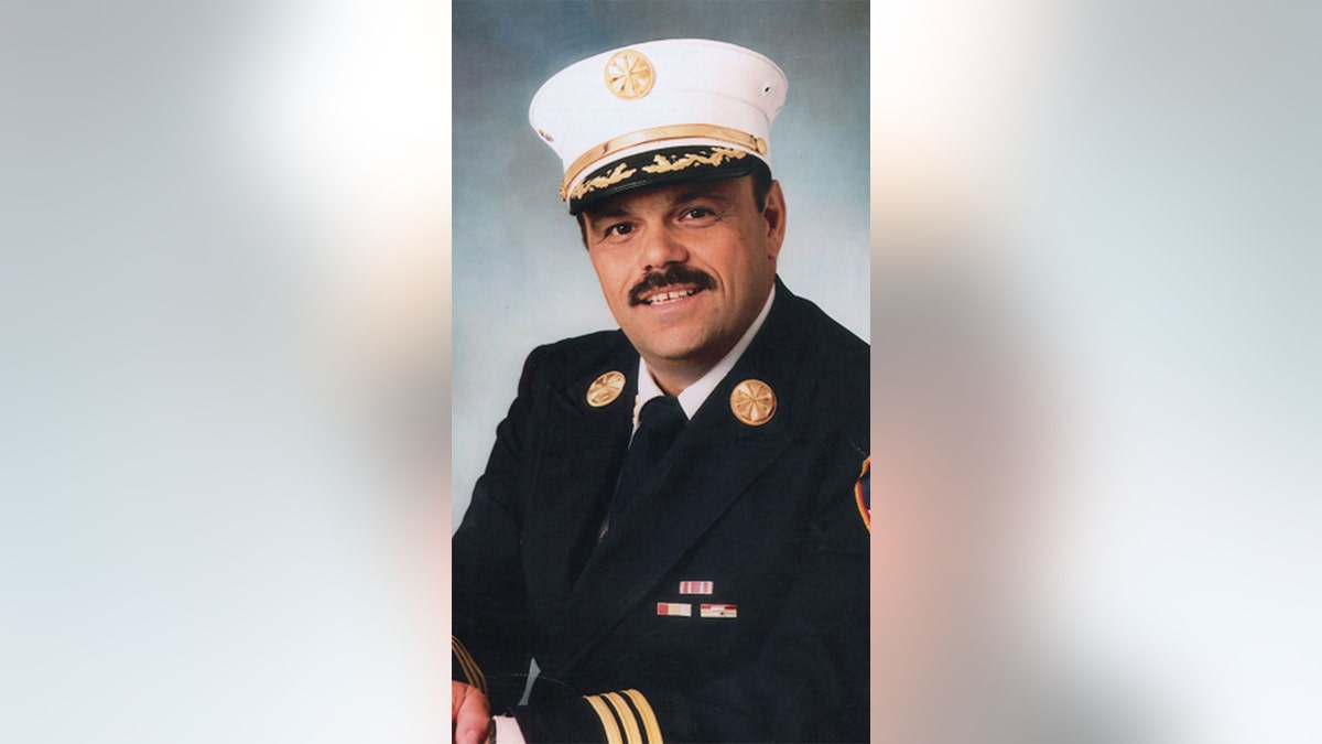 Gerard Barbara con uniforme del FDNY