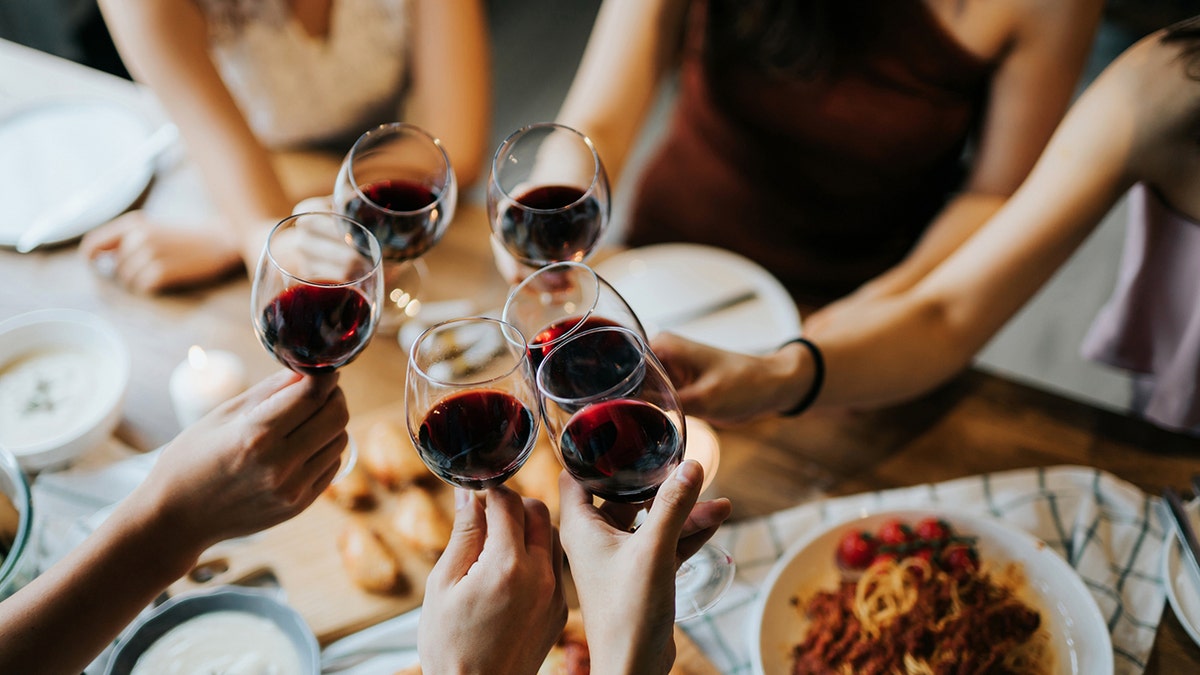 Salud en la cena de grupo