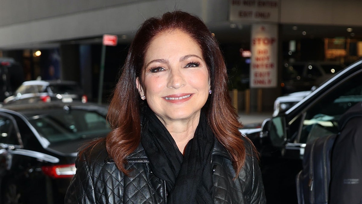 Gloria Estefan lleva abrigo de piel y bufanda en Nueva York.