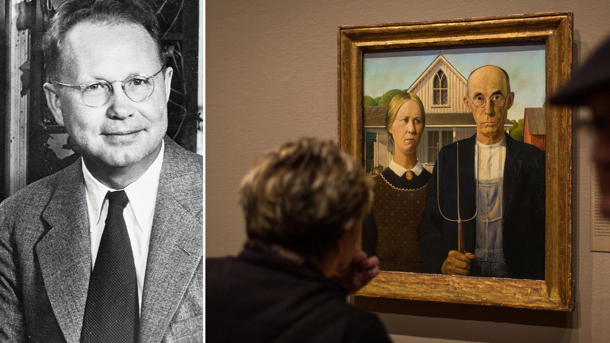 El artista Grant Wood, junto a una fotografía de "gótico americano" cuadro