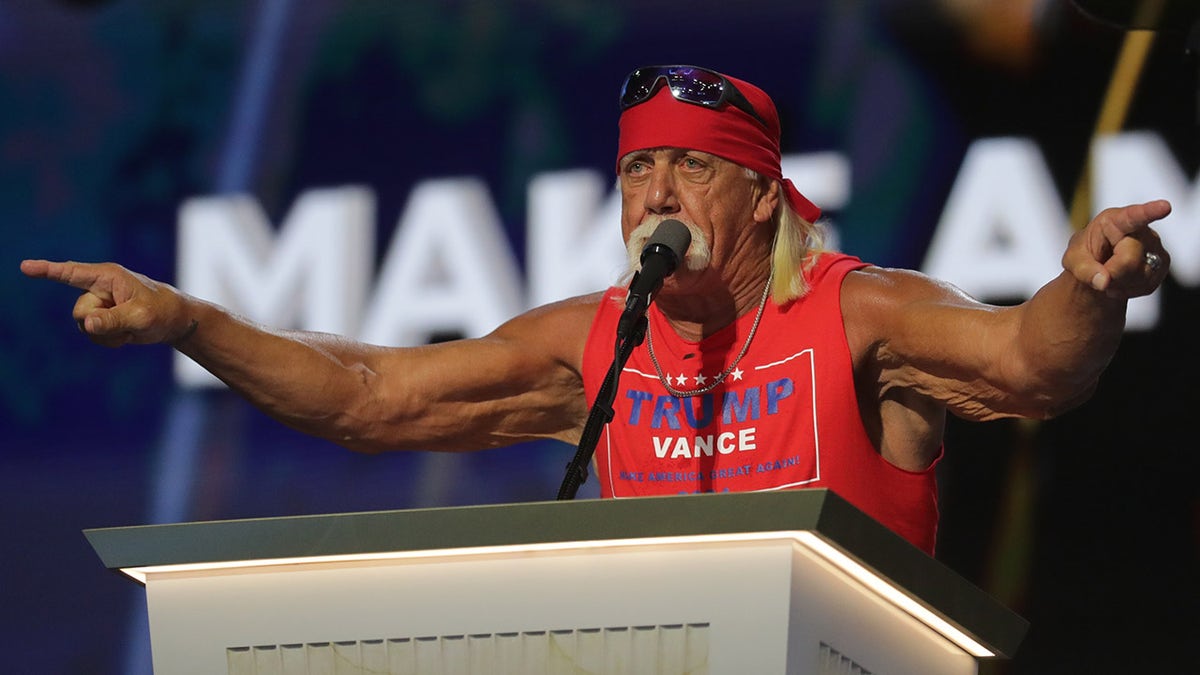 Hulk Hogan berbicara