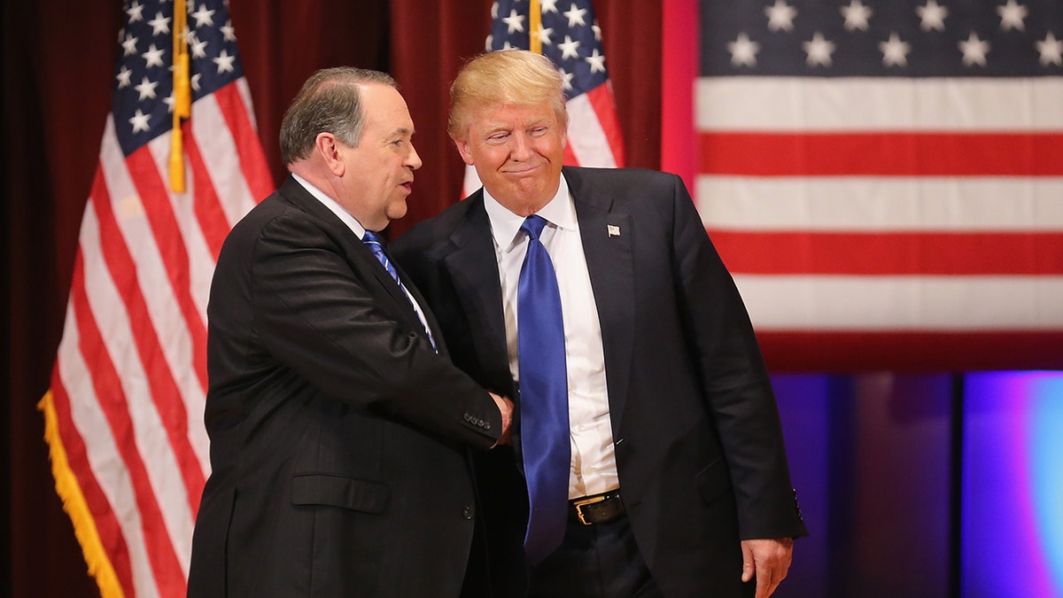 Mike Huckabee dan Donald Trump