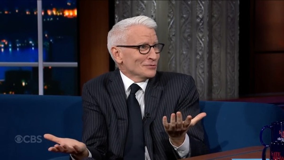 Anderson Cooper na captura de tela do Late Night