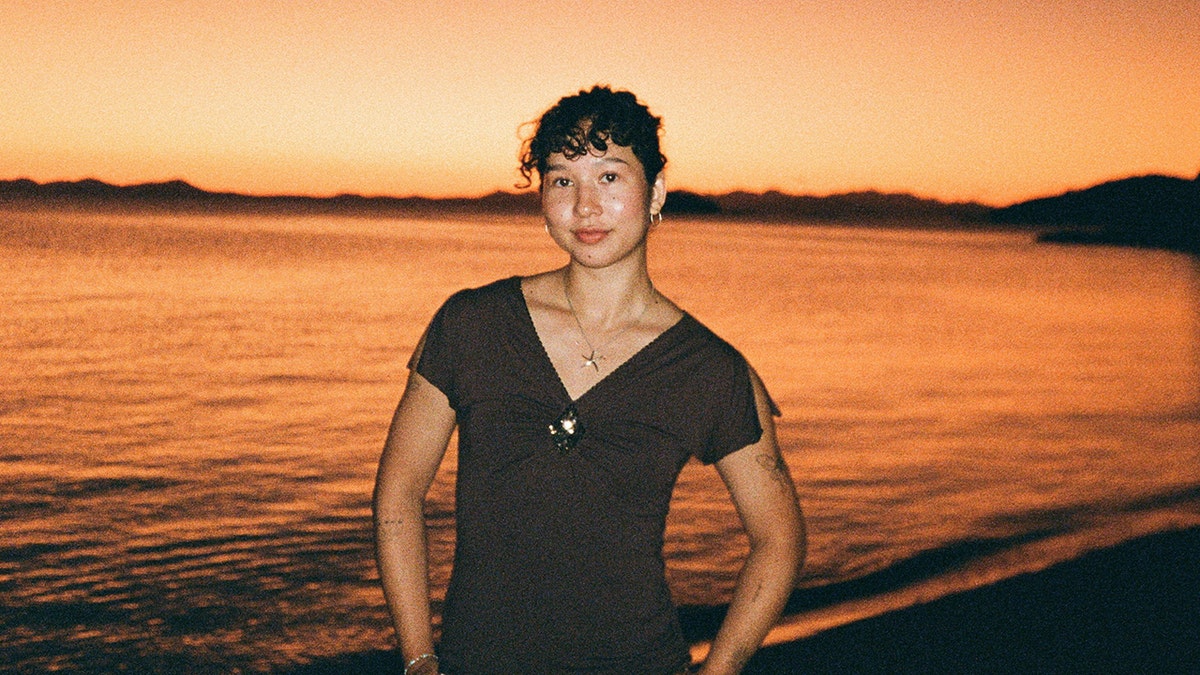 Mujer en la playa al atardecer