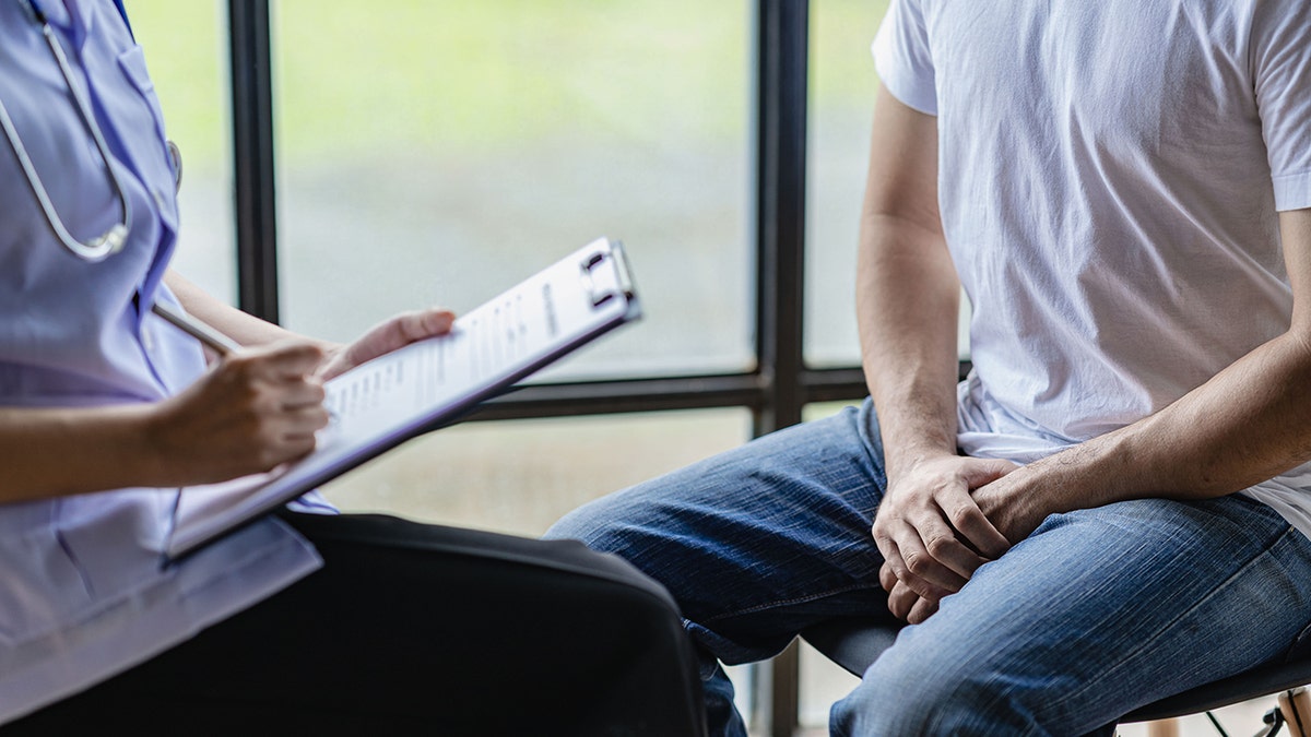 paciente masculino se reúne con el médico