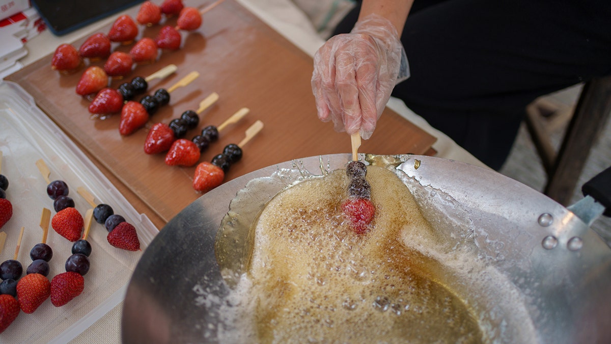 Brochetas de fruta de caramelo