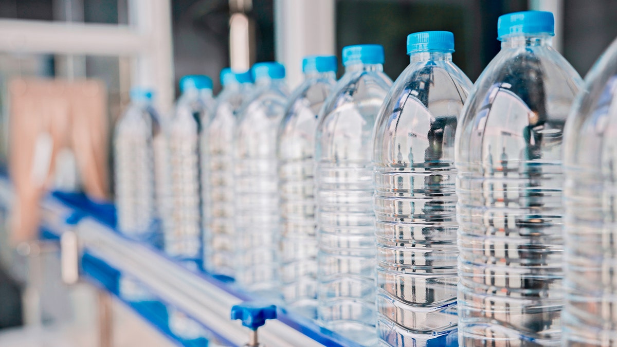 Botellas de agua preparación para huracanes