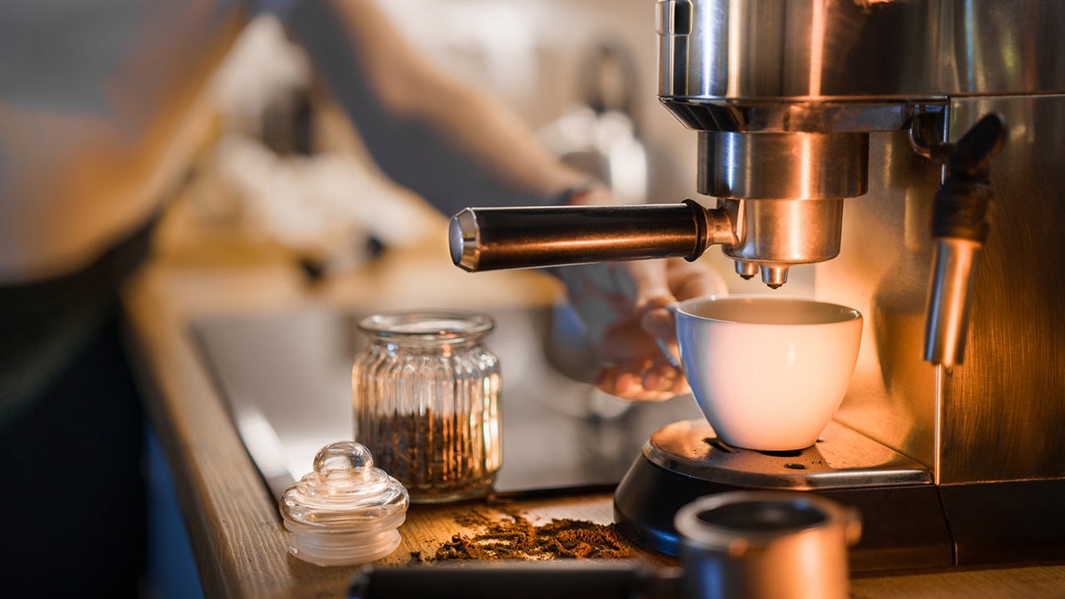 Prepara café en casa con la ayuda de este aparato para café