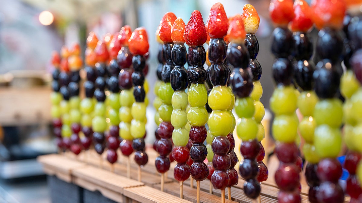 brochetas de fruta tanghulu