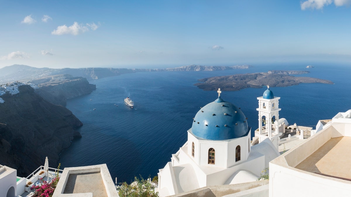 Vista aérea de la iglesia de Imerovigli en Santorini, Grecia