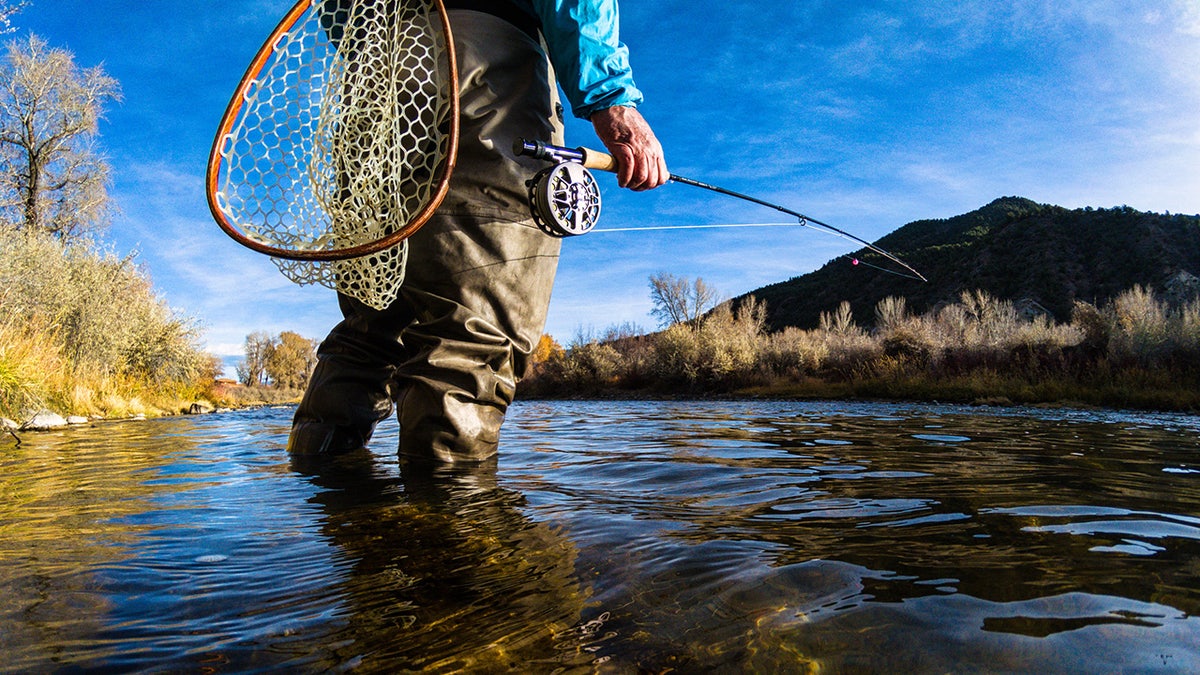 Lleva todo lo que necesites para mantenerte abrigado y cómodo mientras pescas en otoño. 