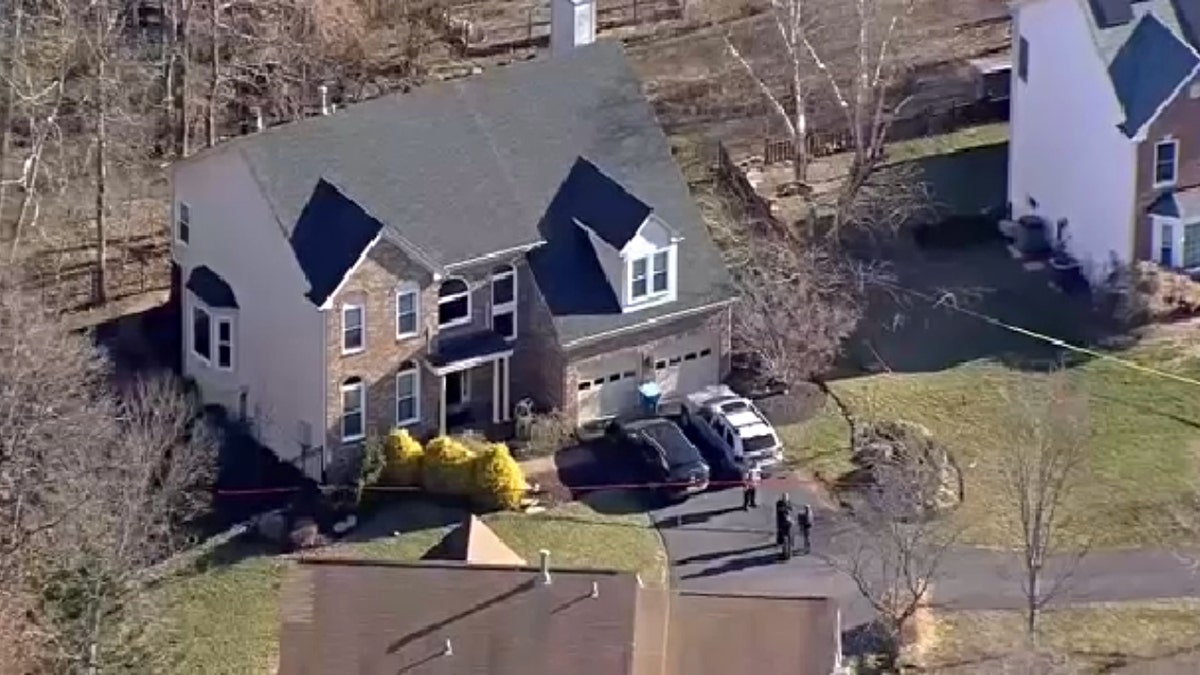 La policía del condado de Fairfax respondió inicialmente al doble homicidio ocurrido en el bloque 13200 de Stable Brook Way, en Herndon, Virginia, el 24 de febrero de 2023.