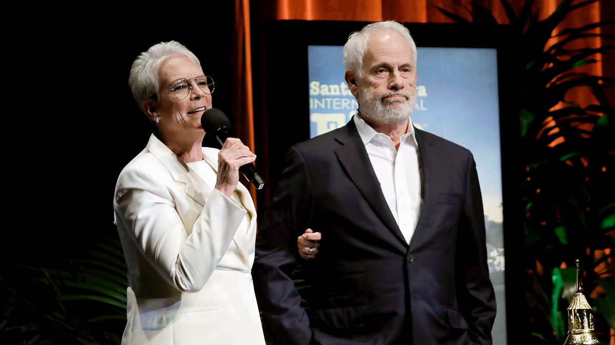 Jamie Lee Curtis memeluk suaminya, Christopher Guest.