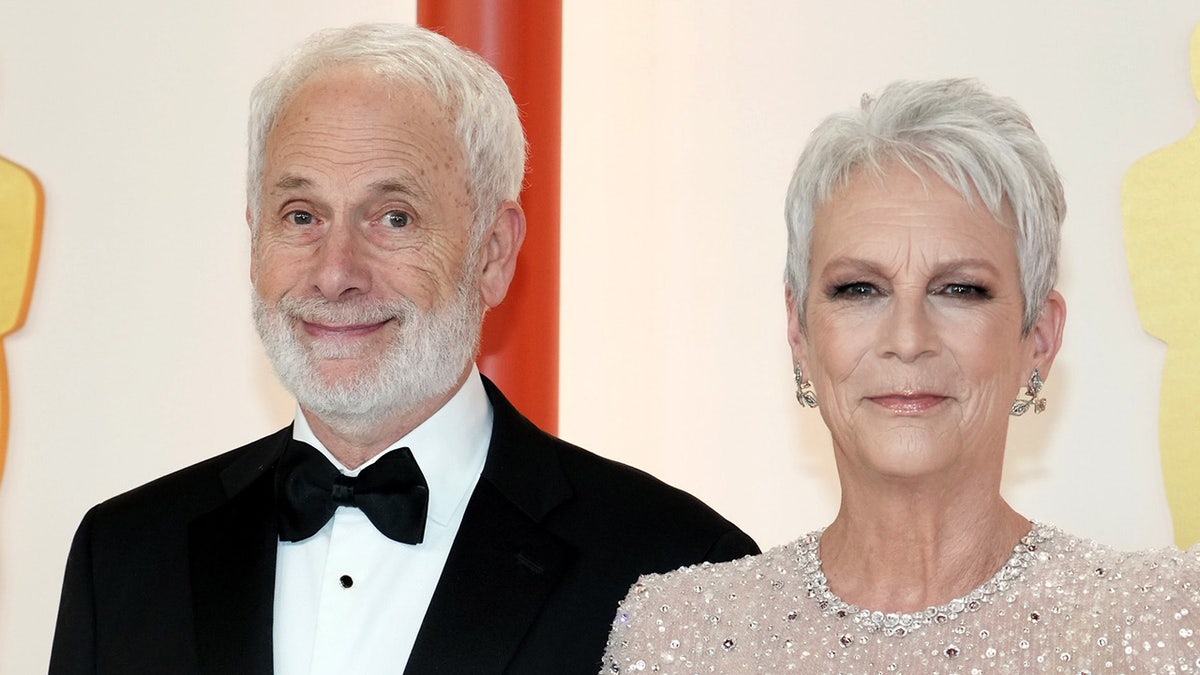 Jamie Lee Curtis berjalan di karpet merah bersama suaminya Christopher Guest.