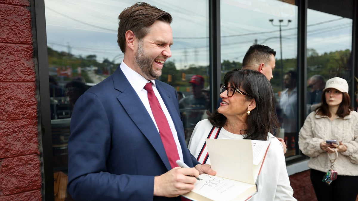 J.D. Vance saluda a un simpatizante