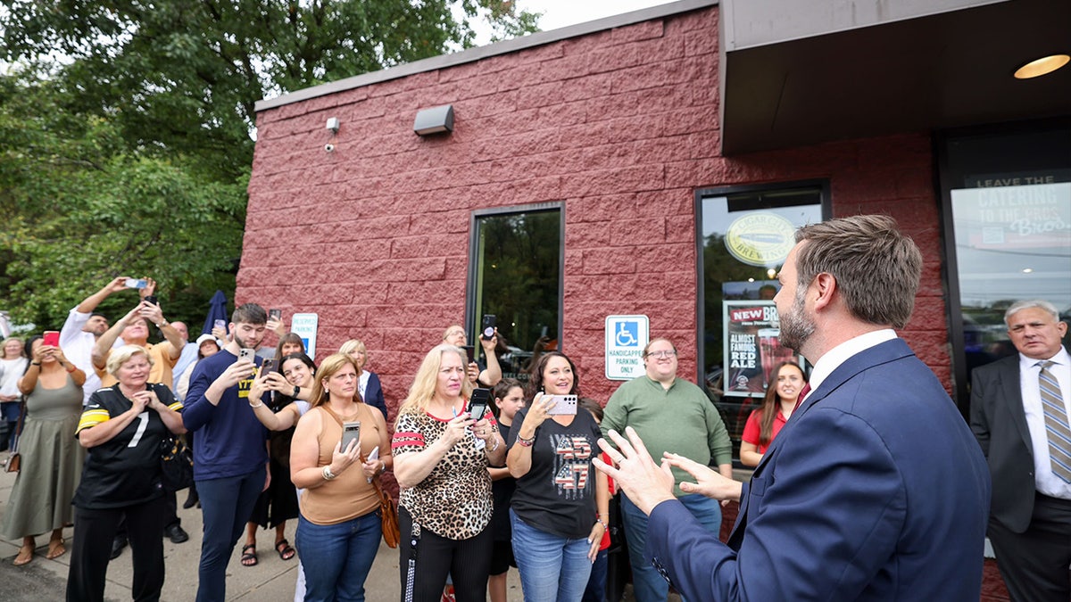 J.D. Vance habla con sus partidarios