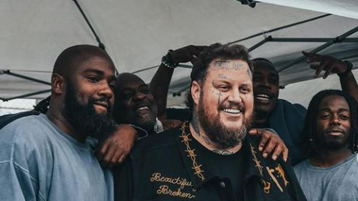 Jelly Roll made history at an Oregon prison, becoming the first artist ...