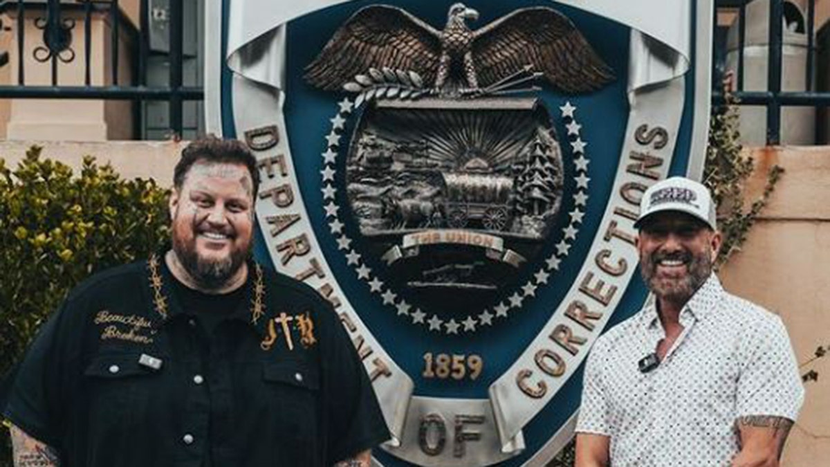 Jelly Roll bersama Cam Hanes di Penjara Negara Bagian Oregon