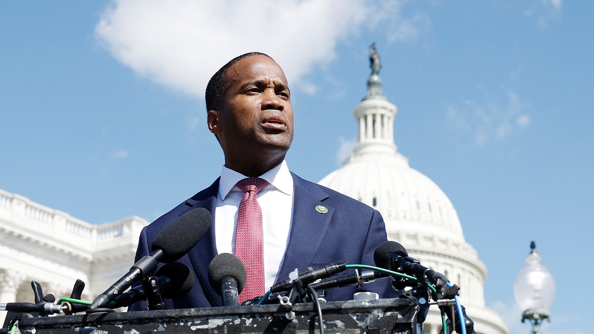 O deputado John James (R-MI) fala ao lado do ex-piloto de corrida Mario Andretti e da deputada Victoria Spartz (R-IN) durante uma entrevista coletiva em 1º de maio de 2024 em Washington, DC