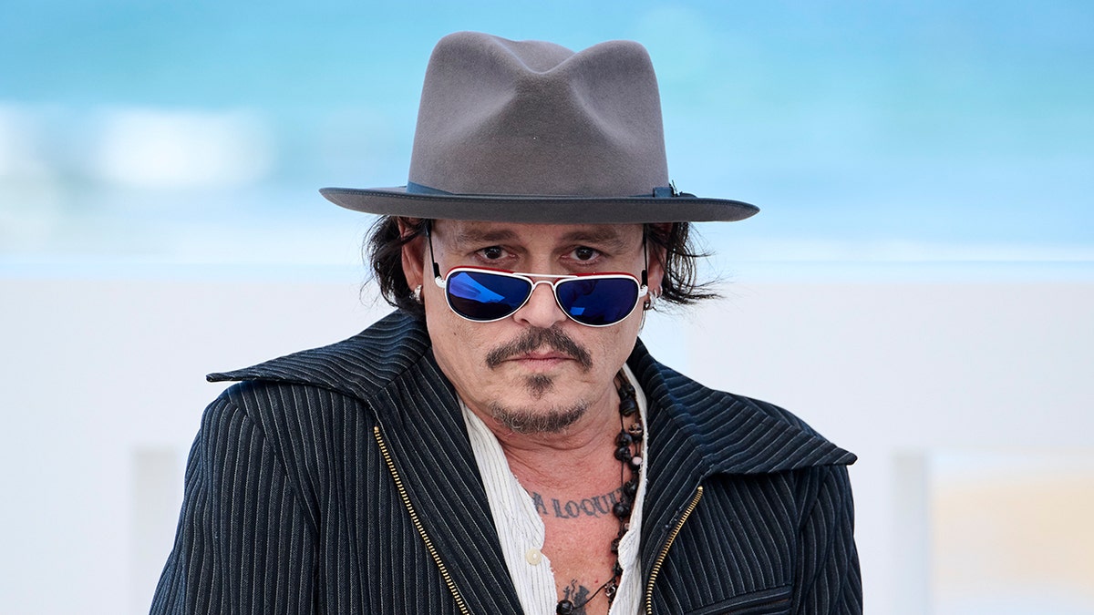 Johnny Depp mengenakan topi dan kacamata hitam di Festival Film San Sebastian