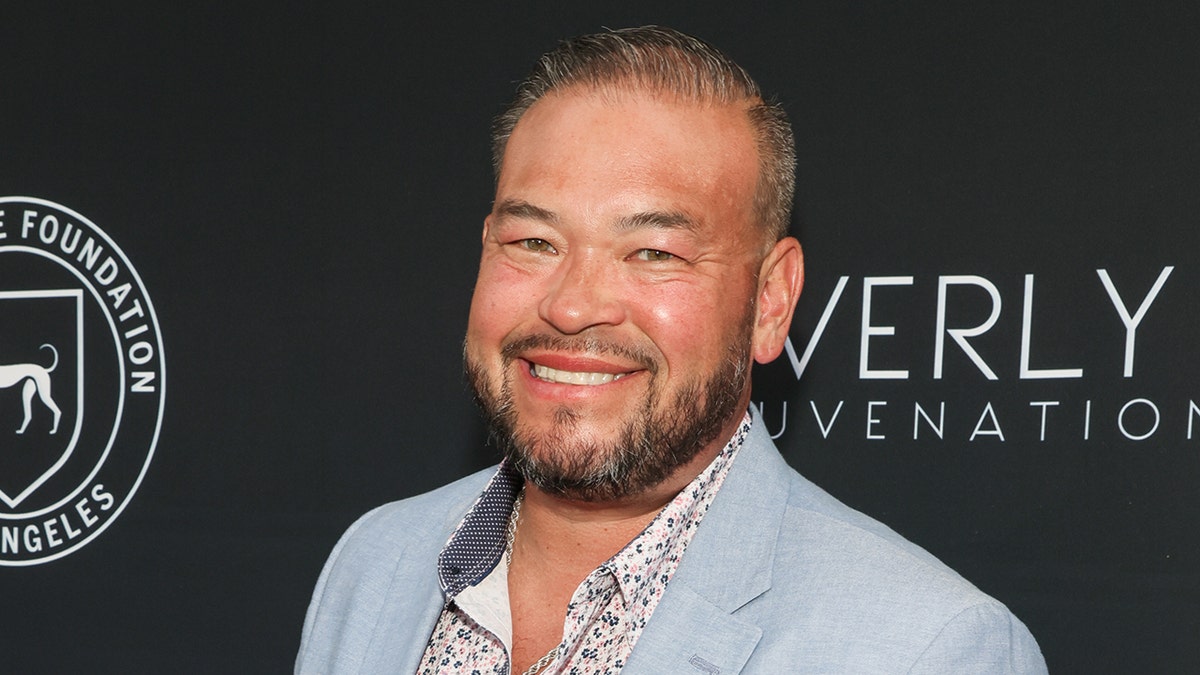 Jon Gosselin lleva un traje azul en la alfombra roja.