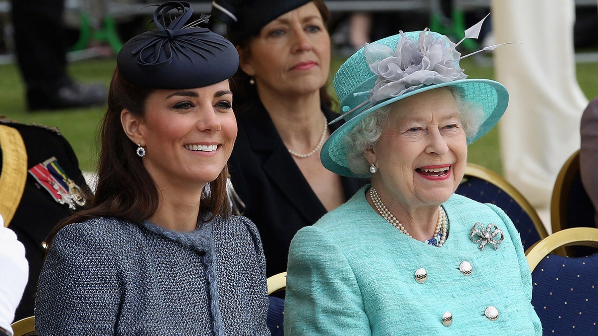 La Reina Isabel II y Kate Middleton visitan las Midlands Orientales