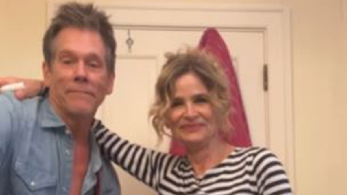 Kyra Sedgwick memeluk suaminya, Kevin Bacon.