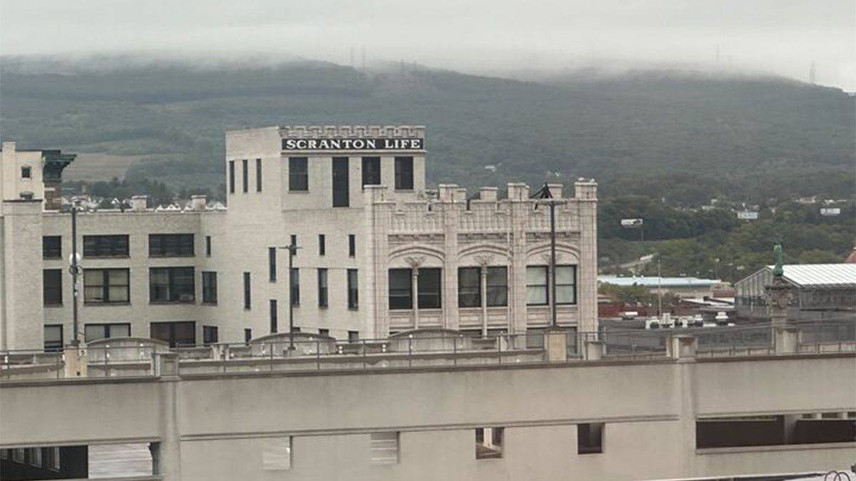 Edificios de Scranton con montañas al fondo